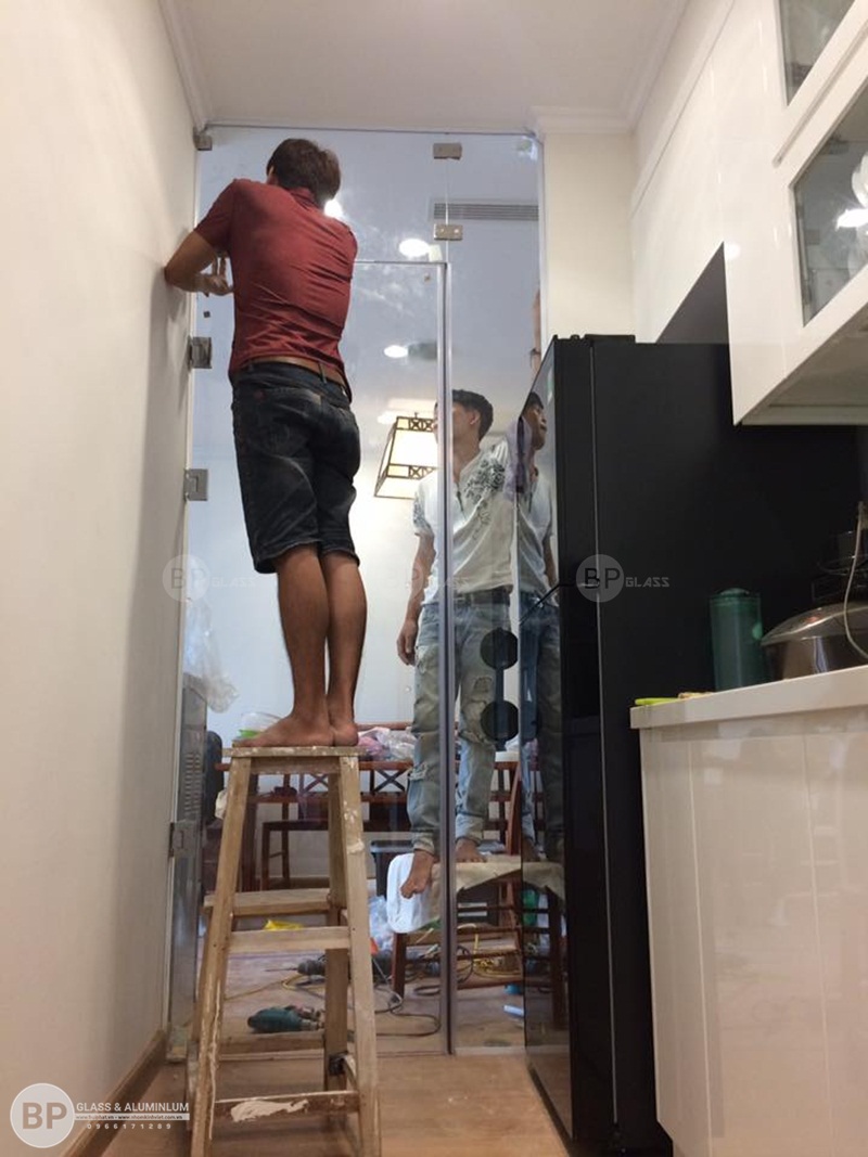 lắp cửa kính 1 cánh nhà chị Linhh Time city